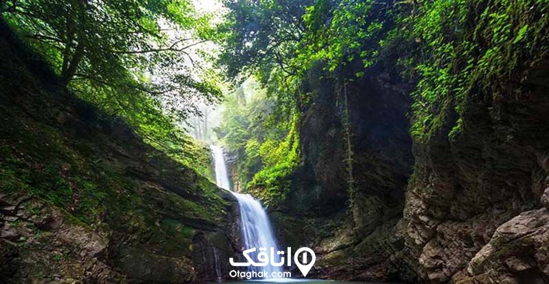 آبشار دارنو از میان صخره های جنگلی به زمین می‌ریزد