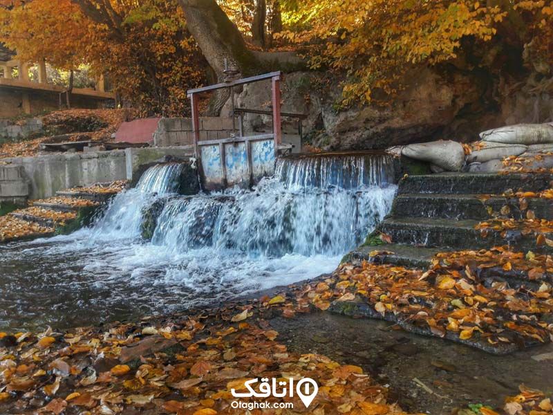 دیو چشمه، چشمه ای که از دل کوه بیرون می آید و از پله پایین میریزد