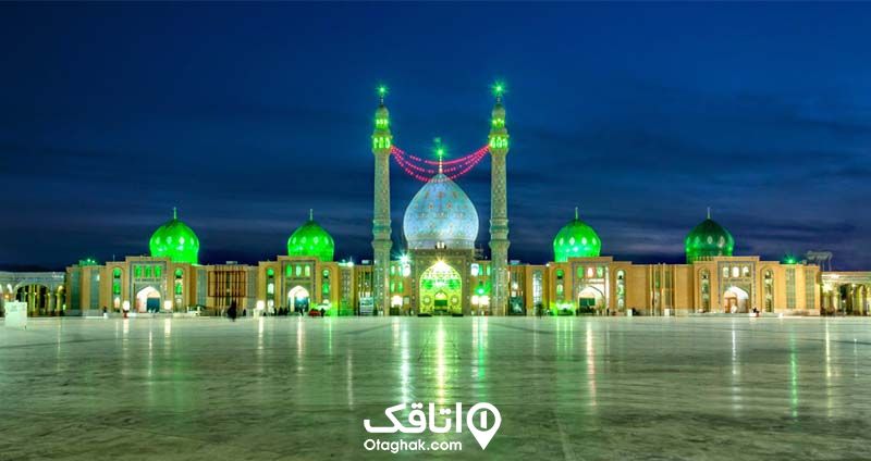 مسجد جمکران با گنبد بزرگ آبی رنگ و چهار گنبد سبز کوچک و دو گل ذسته 