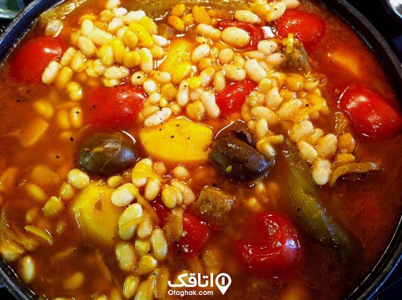 غذای آبگوشت درست شده با گوشت، گوجه، لوبیا، سیب زمینی و...