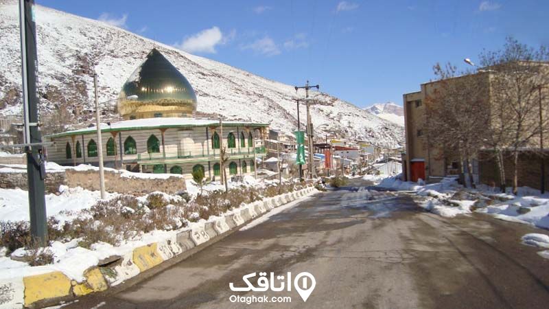 جاده برقی و یک ساختمان دو طبقه مسجد مانند با گنبدی طلایی روی آن 