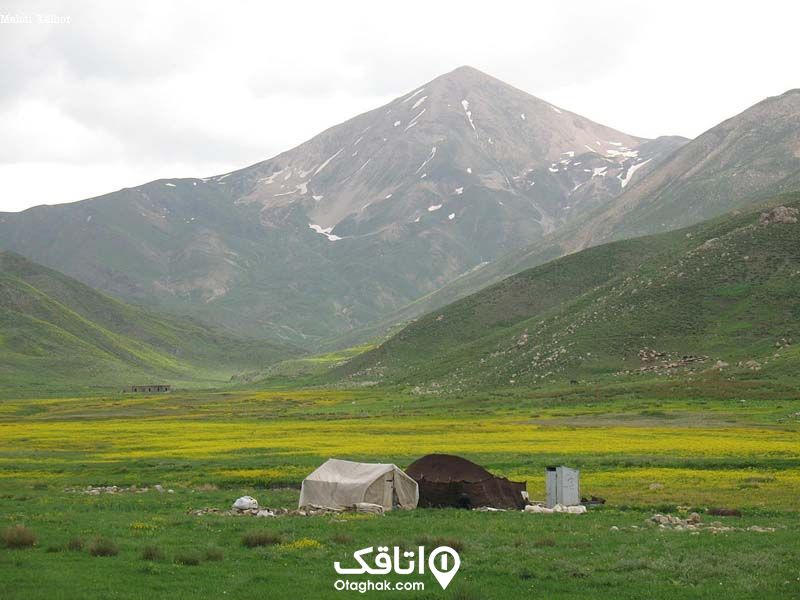 دو چادر به رنگ سفید و مشکی در دشتی بزرگ به نام دشت لار