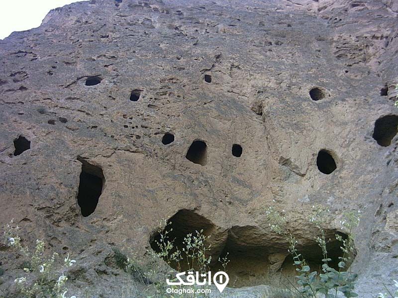 حفره های ایجاد شده در دل کوه له نام دخمه