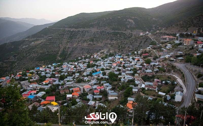 نمایی ا بام شیروانی و رنگارنگ خانه های روستای آلاشت