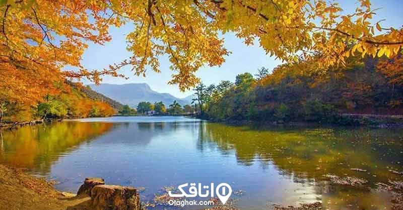 دریاچه ای در میان طبیعت و درختان با برگ های رنگی در پاییز به نام دریاچه شورمست