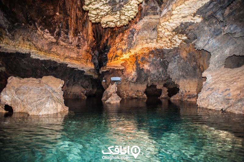 غار دانیال که کف آن از آب پوشیده شده
