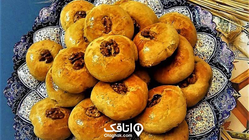 مقداری نان خرمایی که روی آن گردو است گرگان