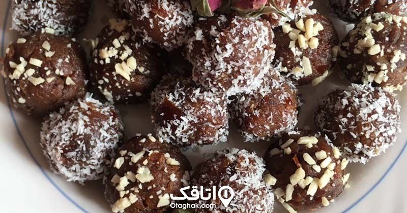 مقداری جز حلوا با پودر نارگیل و خلال بادام