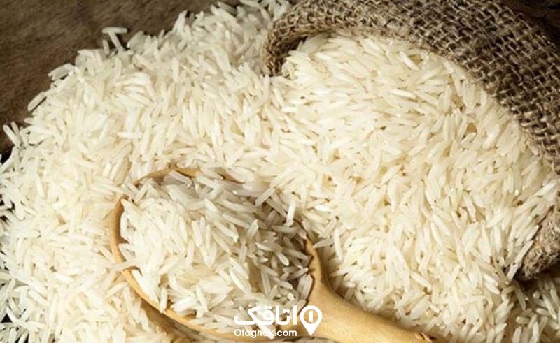 مقداری برنج خام داخل گونی 