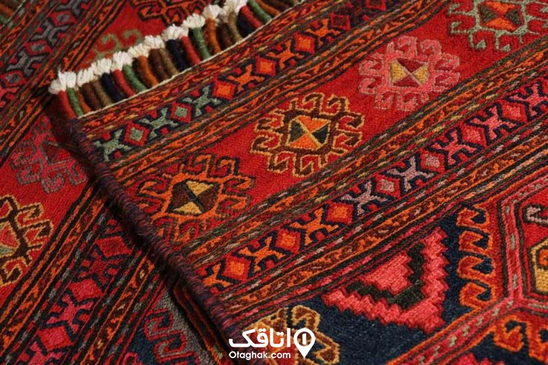 گلیم قرمز رنگ با نقش های زرد و نارنجی و سرمه ای