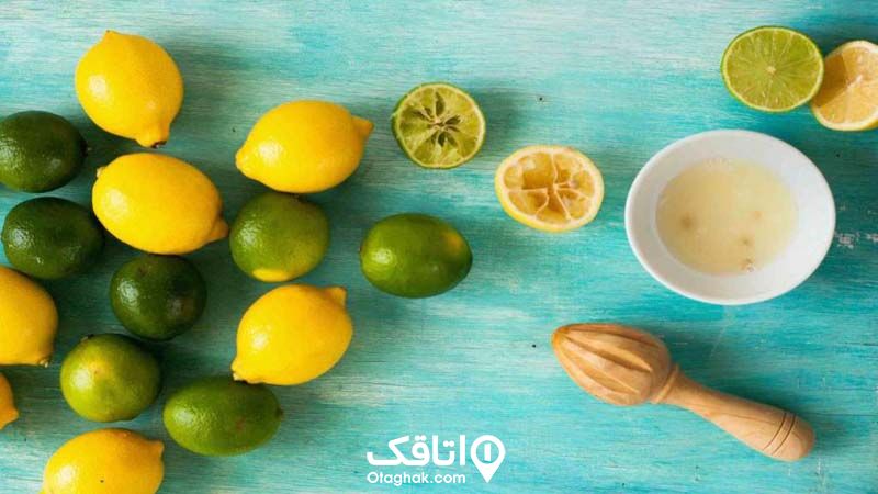 چند لیمو شیرین به رنگ سبز و دو لیموی قاچ شده از وسط، یک کاسه سفید رنگ که آب لیمو در آن است و یک ابزار چوبی برای گرفتن آب لیمو