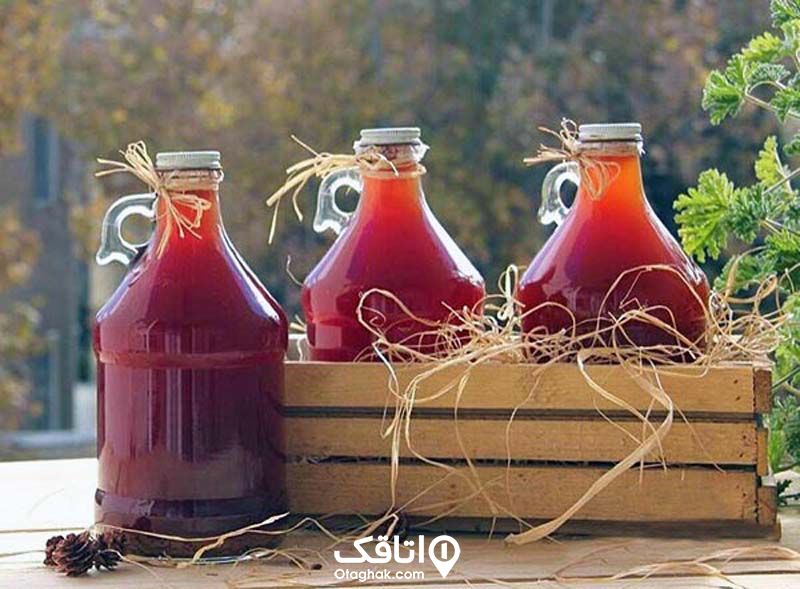 سه شیشه آبغوره که دوتای آن ها داخل یک جعبه چوبی هستند