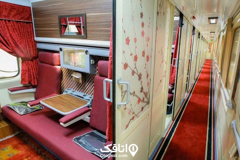داخل واگن یک قطار که کف و صندلی های آن قرمز است