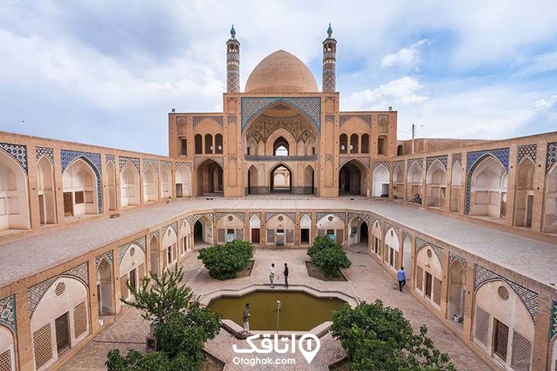 مسجدی بزرگ با چند شبستان و حوضی در وسط حیاط، گنبدی بزرگ و دو گل دسته