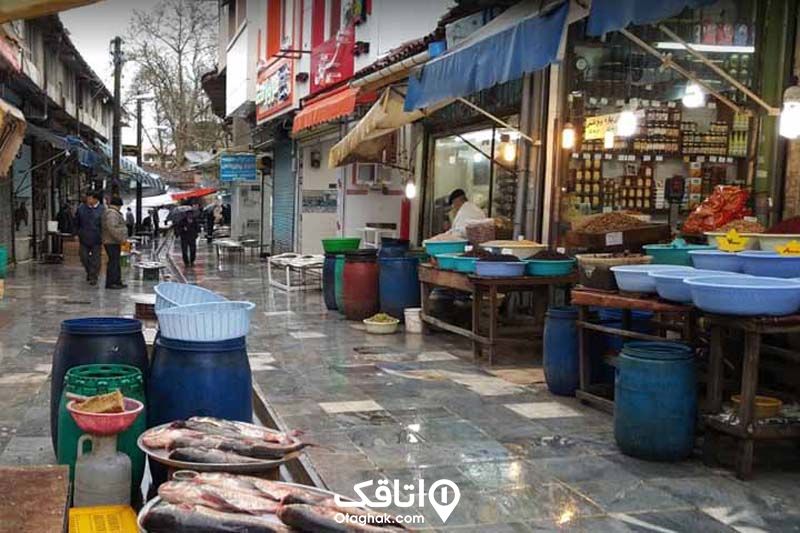 بازار محلی پر از ماهی و ترشیجات و مواد غذایی دست ساز