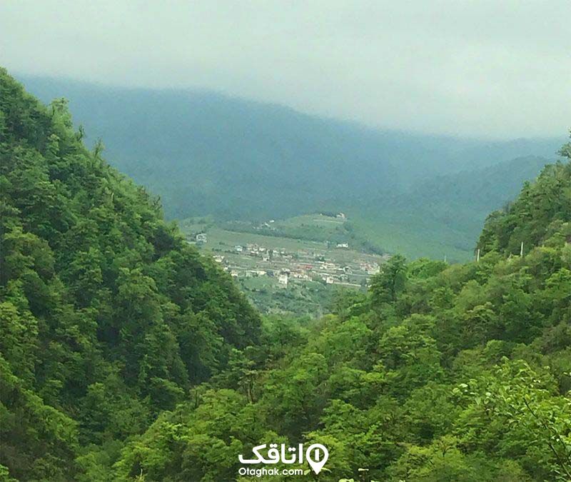 روستای لاویج از نمای بالای کوهستان جنگلی
