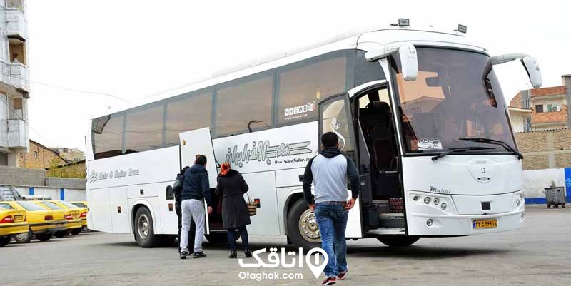برای رفتن به این شهر با اتوبوس، باید سوار اتوبوس‌های شیرگاه یا سوادکوه شوید