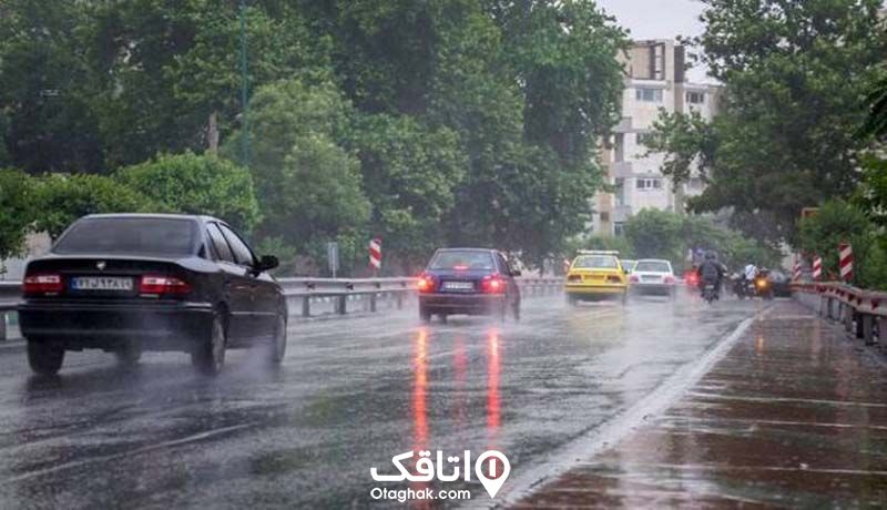 خیابان آب گرفته در بازان و ماشین هایی در حال تردد