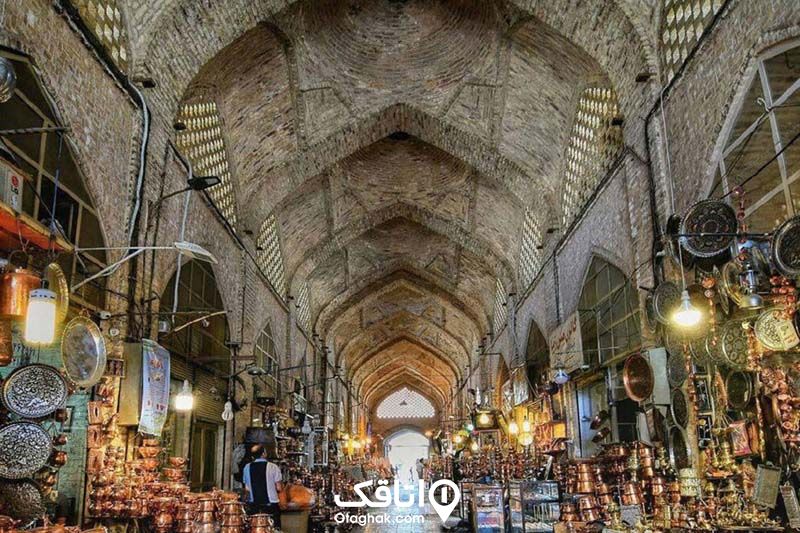 بازاری سرپوشیده یا سقفی شبستان مانند که اکثر مغازه ها ظروف فلزی را جلوی در مغازه هایشان چیده و آویزان کرده اند