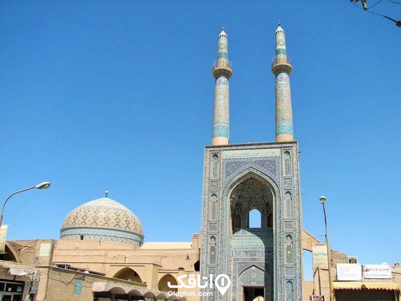 گنبد آبی رنگ، سر در کاشی کاری شده و دو گل دسته مسجد جامع یزد