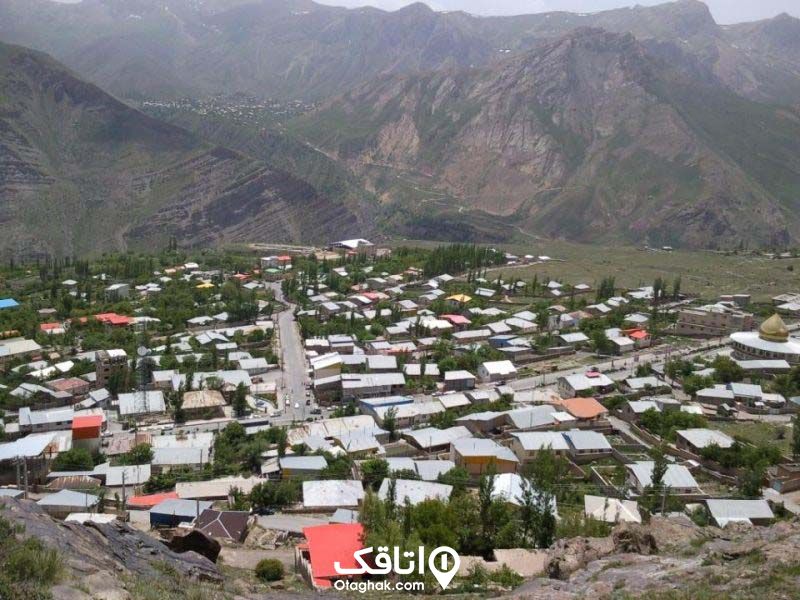 نمایی از یک روستا در میان کوهستان 