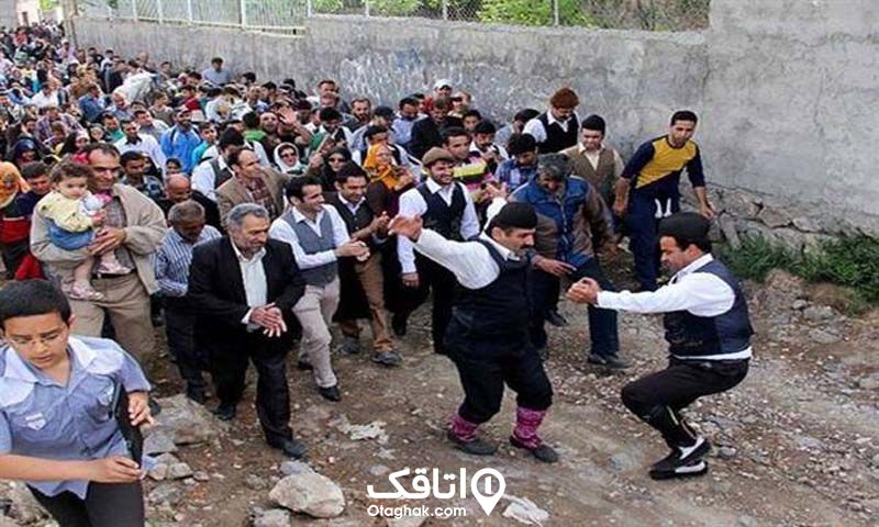 جشن تنی و انجام رقص محلی دو مرد