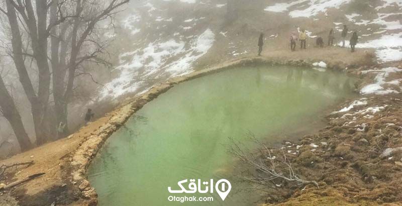یک آبگرم در میان کوهستان برفی