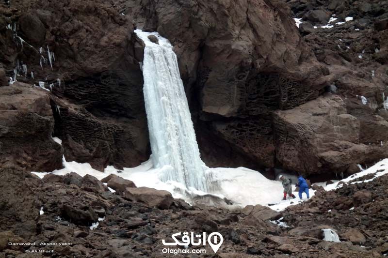 آبشاری در کوهستان به دلیل برودت هوا یخ زده 