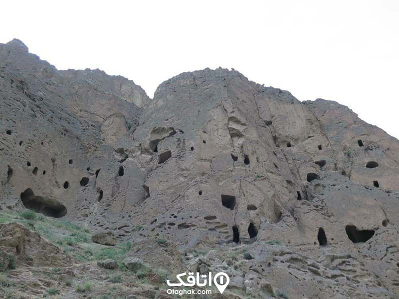 دست کندهایی دخل کوه معروف به دخمه 