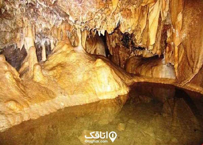 داخل غاری زیبا با قندبل و آب درون غار
