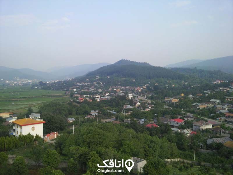 نمایی بالا از یک روستا و خانه و دزختان و طبیعت اطراف آن 