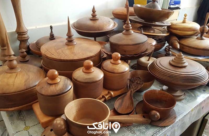 انواع ظروف چوبی دست ساز که روی یک میز چیده شده اند