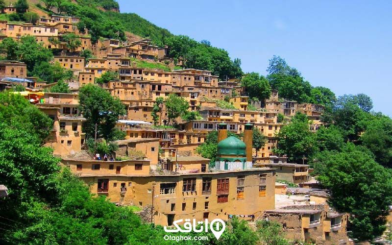 نمای خانه های روستایی کاه گلی و آجری که به صورت پلکانی روی هم قرار گرفته اند