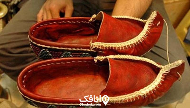 پاپوش یا کفش چموش دوزی شده، جنس کفش از چرم گاو است و روی روی کفش با نخ مخصوص چموش دوزی شده است