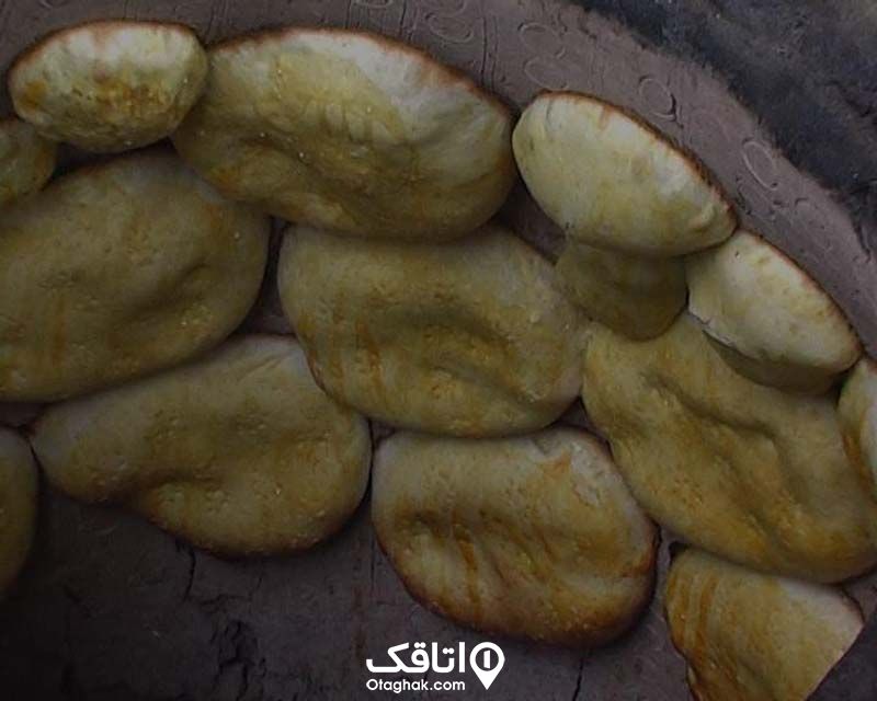 تعدادب نان چسبیده به تنور 