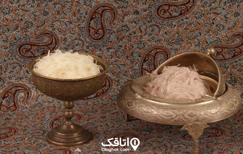 دو ظرف مسی پر از پشمک بر روی ترمه 
