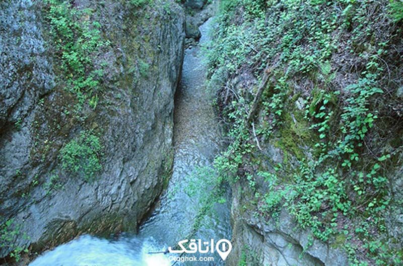 آبشاری بزرگ در میان جنگل به نام ابشار ونوس