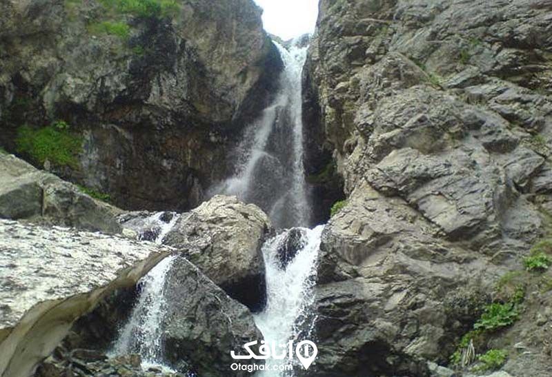 آبشار تل تنگه در میان صخره ها