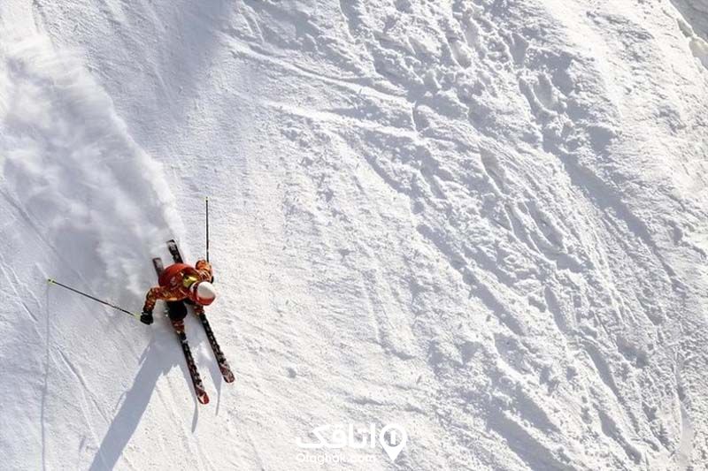 پیست اسکی و یک ورزشکار در حال اسکس کردن