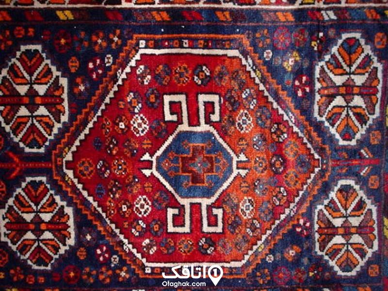 قالی دست بافت با نقش های قدیمی به رنگ قرمز و آبی