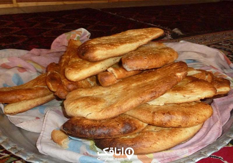 مقداری نان محلی در ک پارچه