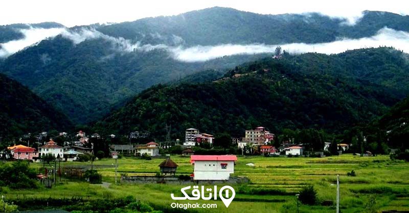روستایی در دامنه کوه های سرسبز و مه گرفته
