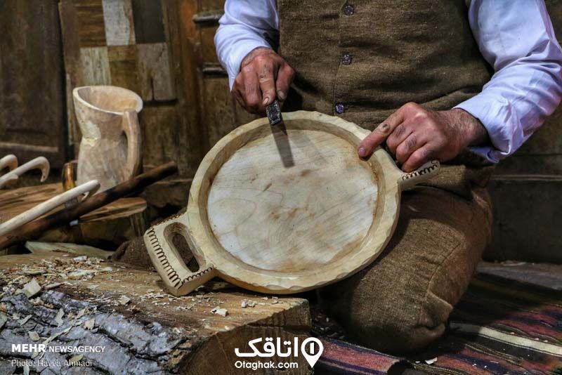 مردی در حال ساخت مصنوعات چوبی