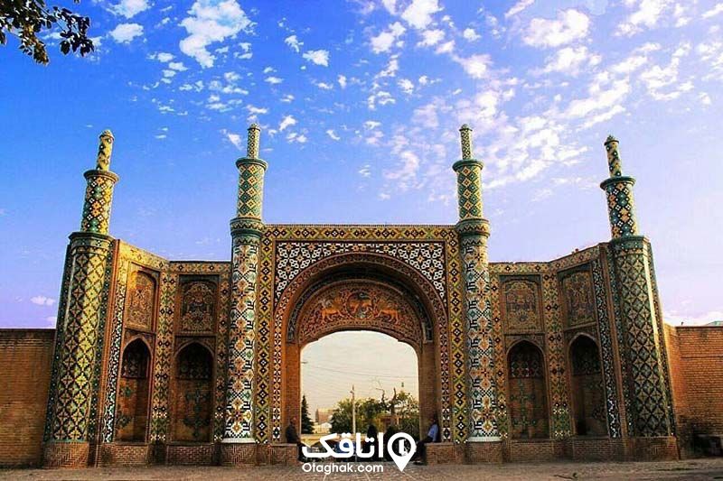 در وازه ای بزرگ که با کاشی های زیبا و رنگی تزیین شده