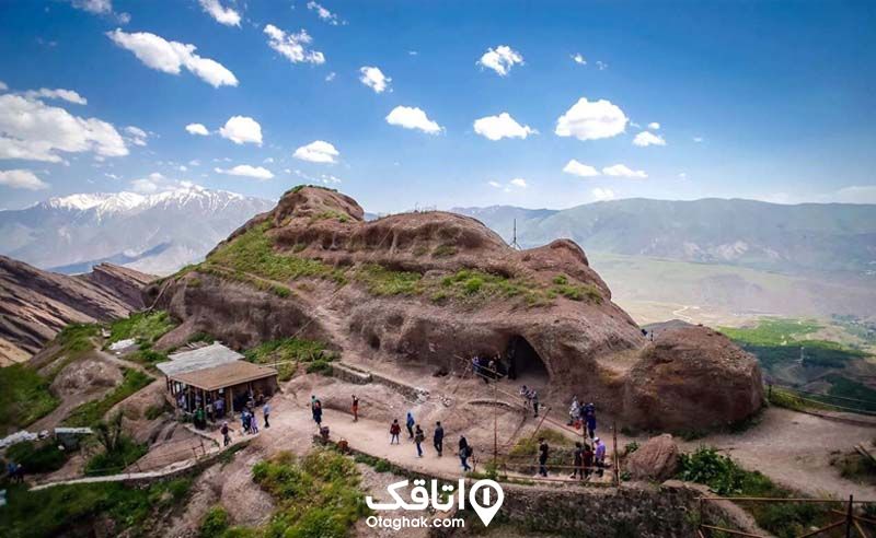 نمایی از بالا و طبیعت اطراف الموت قزوین، آسمان آبی و کوهستان