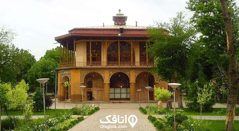 محوطه ای سر سبز که عمارتی