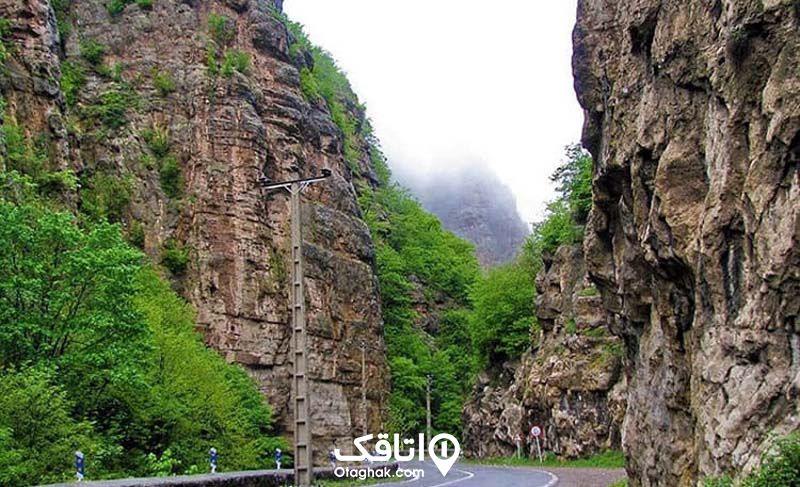 جاده شمالی بین دو کوه صخره ای بلند سرسبز