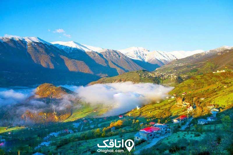 روستای کوهستانی جنت و جنگل ابر در حال شکل گرفتن روی آن