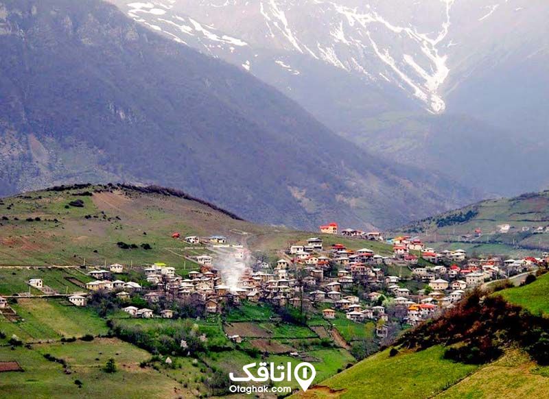 روستای جواهرده از نمای بالا، تعداد زیادی خانه ویلایی با سقف شیروانی بین دو کوه قرار دارند