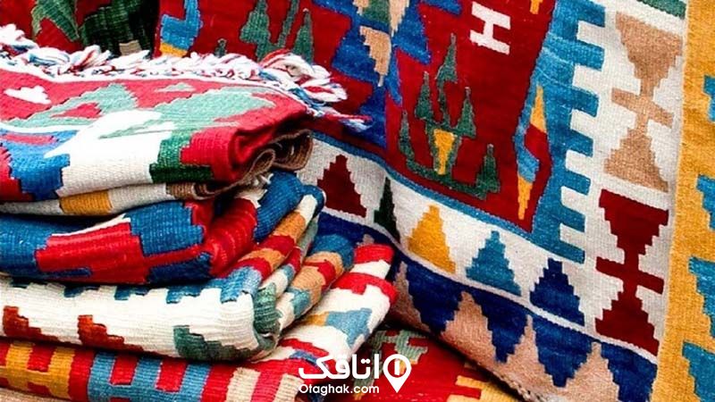 چند عدد جاجیم رنگی تا شده روی هم